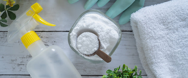 Baking soda and a spray bottle for mattress cleaning solution